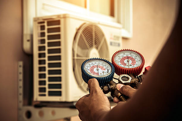 Professional Ac Installation technician working in Alma, AR